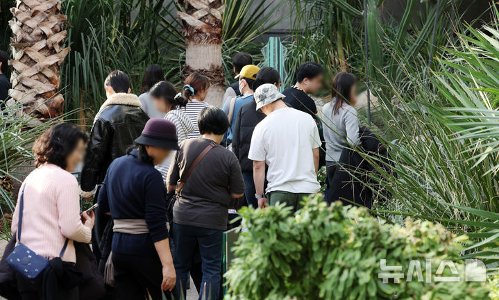 [서울=뉴시스] 조성우 기자 = 서울 낮 기온이 영상으로 회복한 1일 오후 서울 강서구 서울식물원에서 가벼운 옷차림의 시민들이 온실을 둘러보고 있다. 2026.02.01. xconfind@newsis.com
