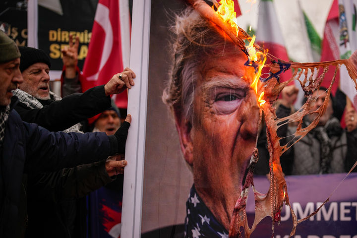 [이스탄불=AP/뉴시스] 1일(현지 시간) 튀르키예 이스탄불에 있는 주튀르키예 미국 영사관 앞에서 친이란-반미·반이스라엘 시위대가 도널드 트럼프 미국 대통령의 포스터를 불태우고 있다. 2026.02.02.