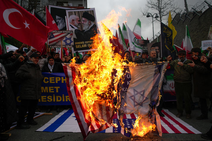 [이스탄불=AP/뉴시스] 3월1일 튀르키예 이스탄불에 있는 주 튀르키예 미국 영사관 앞에서 친이란-반미·반이스라엘 시위대가 미국과 이스라엘 국기를 불태우고 있다. 이란은 3월 9일 두번째로 튀르키예 남부에 미사일 공격을 가했지만 튀르키예 외무부는 이란대사 초치와 재발방지 경고에 그쳤다. 2026.03.10.