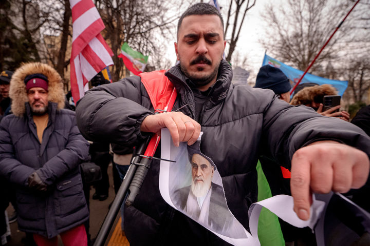 [부쿠레슈티=AP/뉴시스] 1일(현지 시간) 루마니아 부쿠레슈티에 있는 주루마니아 이란 대사관 앞에서 이란 반정부 시위 연대 집회에 참석한 한 이란 교민이 아야톨라 호메이니 이란 혁명 지도자의 사진을 찢고 있다. 2026.02.02.