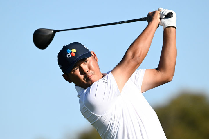 [샌디에이고=AP/뉴시스] 김시우가 1일(현지 시간) 미 캘리포니아주 샌디에이고의 토리파인스 골프코스 사우스 코스에서 열린 미국프로골프(PGA) 투어 파머스 인슈어런스오픈 최종 라운드 2번 홀에서 티샷하고 있다. 김시우는 최종 합계 16언더파 272타 공동 2위로 대회를 마쳤다. 2026.02.02.