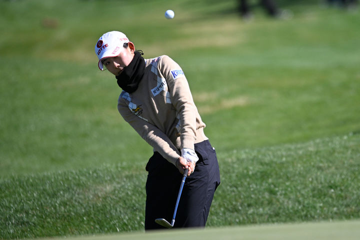 [올랜도=AP/뉴시스] 황유민이 1일(현지 시간) 미 플로리다주 올랜도의 레이크 노나 골프 & 컨트리클럽에서 열린 미국여자프로골프(LPGA) 투어 2026 시즌 개막전 힐튼 그랜드 베케이션스 토너먼트 오브 챔피언스 최종 라운드 17번 그린에서 칩샷하고 있다. 황유민은 최종 합계 5언더파 211타 공동 5위로 대회를 마쳤다. 이번 대회는 악천후로 인해 3라운드 54홀 경기로 마무리됐다. 2026.02.02.