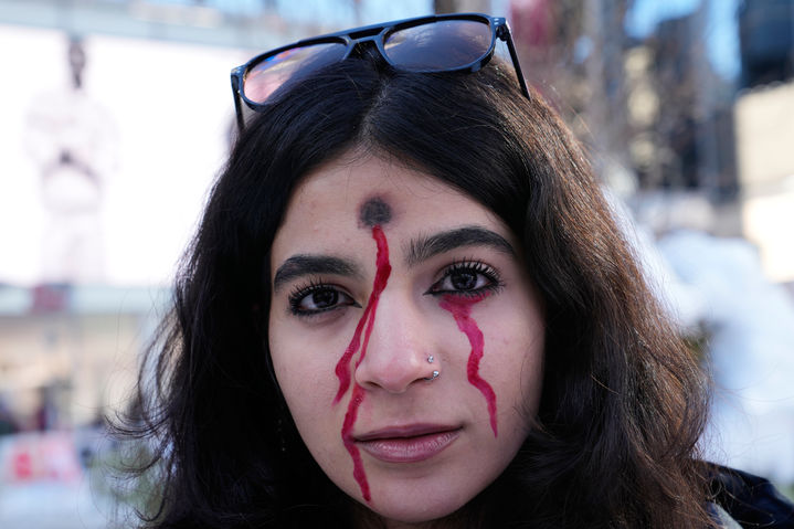 [토론토=AP/뉴시스] 지난 1일(현지 시간) 캐나다 온타리오주 토론토에서 얼굴에 총상과 피를 형상화한 분장을 한 여성이 이란 정권 교체 지지 시위에 참석하고 있다. 사진은 기사와 직접적 관련 없음. 2026.02.18.