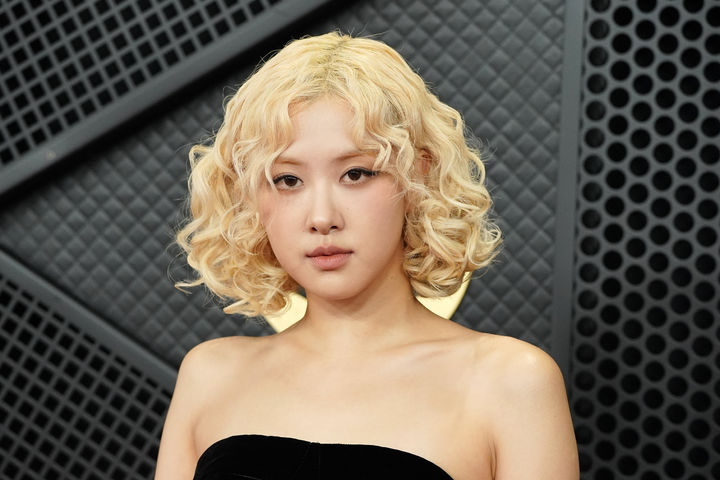 [LA=AP/뉴시스] K-팝 간판 걸그룹 '블랙핑크' 멤버 겸 솔로가수 로제(Rosé)'가 1일(현지시간) 미국 로스앤젤레스(LA) 크립토닷컴 아레나에서 열리는 '제68회 그래미 어워즈' 레드카펫 위에 올랐다.