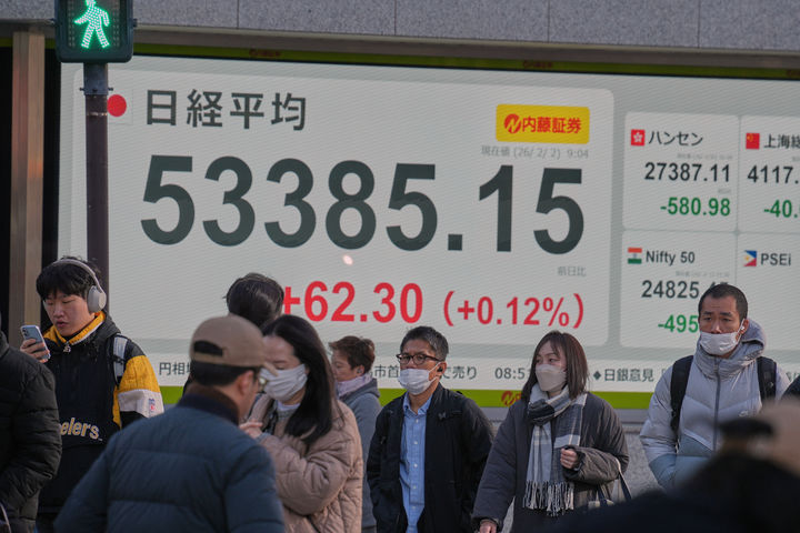 [도쿄=AP/뉴시스]지난 2일 일본 도쿄의 한 증권사 전광판 앞을 시민들이 지나가고 있다. 2026.02.06.