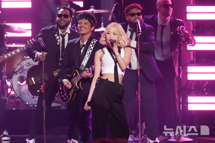 [로스앤젤레스=AP/뉴시스] 블랙핑크의 로제와 미국 팝 스타 브루노 마스가 1일(현지 시간) 미 캘리포니아주 로스앤젤레스의 크립토닷컴 아레나에서 열린 제68회 그래미 어워즈에서 '아파트'(APT.) 공연을 펼치고 있다. 2026.02.02.