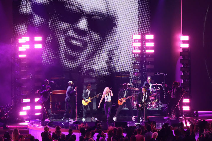 [로스앤젤레스=AP/뉴시스] 블랙핑크의 로제와 미국 팝 스타 브루노 마스가 1일(현지 시간) 미 캘리포니아주 로스앤젤레스의 크립토닷컴 아레나에서 열린 제68회 그래미 어워즈에서 '아파트'(APT.) 공연을 펼치고 있다. 2026.02.02.