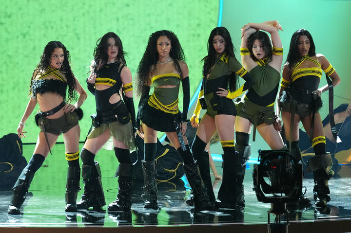 [로스앤젤레스=AP/뉴시스] 글로벌 걸그룹 '캣츠아이'가 1일(현지 시간) 미 캘리포니아주 로스앤젤레스의 크립토닷컴 아레나에서 열린 제68회 그래미 어워즈에서 '날리'(Gnarly) 공연을 펼치고 있다. 2026.02.02.