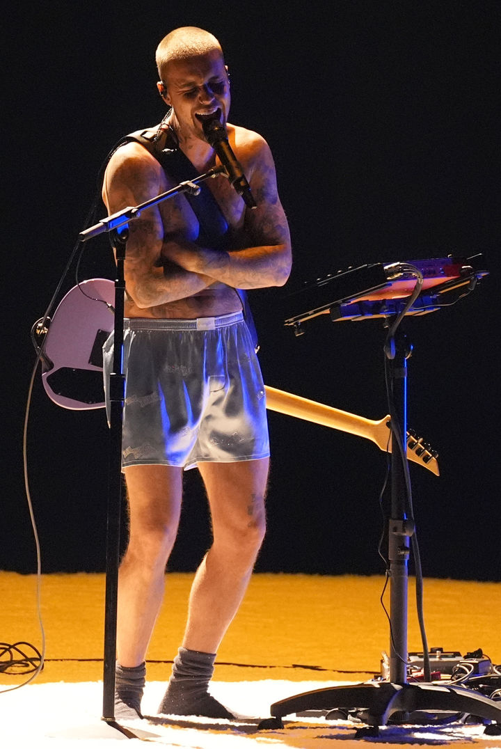 [LA=AP/뉴시스] 저스틴 비버가 1일(현지시간) 미국 로스앤젤레스(LA) 크립토닷컴 아레나에서 열린 '제68회 그래미 어워즈'에서 속옷 차림으로 '유콘' 무대를 선보이고 있다.