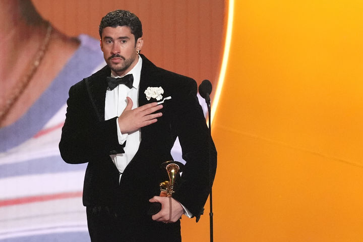 '라틴팝 슈퍼스타' 배드 버니, 스페인어 앨범 첫 '그래미 올해의 앨범' 수상자