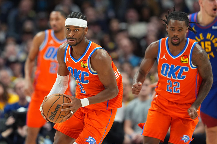 [덴버=AP/뉴시스] 미국프로농구(NBA) 오클라호마시티 선더의 샤이 길저스알렉산더(왼쪽), 케이슨 월리스. 2026.02.01.