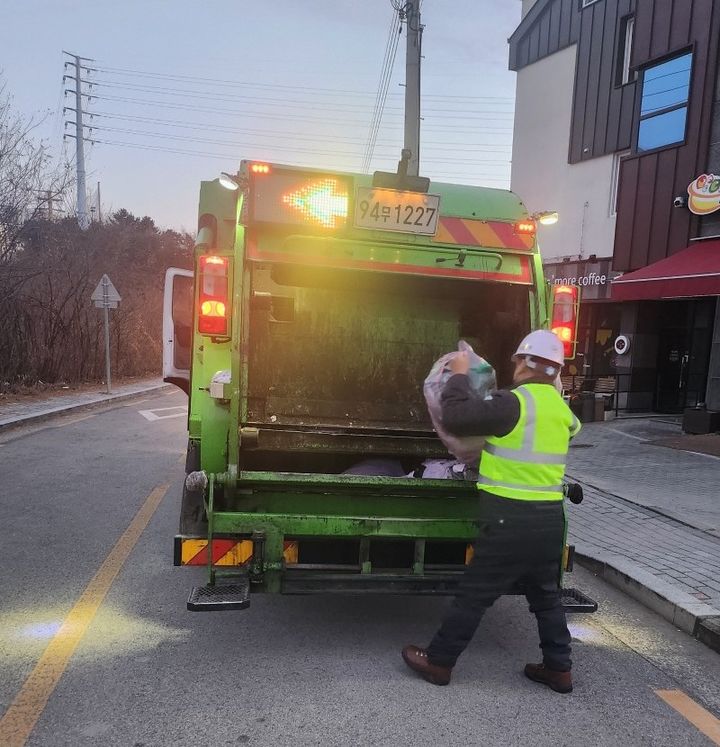[구미=뉴시스] 종량제봉투 수거 차량. (사진=구미시 제공) 2026.02.02 photo@newsis.com *재판매 및 DB 금지