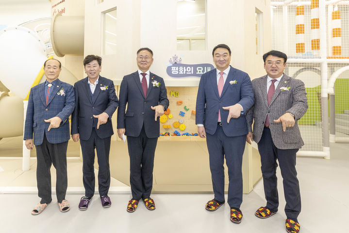 [칠곡=뉴시스] 맘편한 놀이터 32호점 준공식. (사진=칠곡군 제공) 2026.02.02 photo@newsis.com *재판매 및 DB 금지