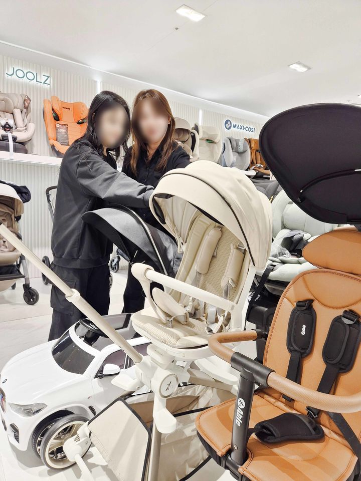 [부산=뉴시스] 롯데백화점 부산본점 6층 프리미엄 육아 용품 전문관에서 고객들이 다양한 브랜드의 유모차를 직접 체험하고 있다. (사진=롯데백화점 제공) 2026.02.02. photo@newsis.com&nbsp; *재판매 및 DB 금지