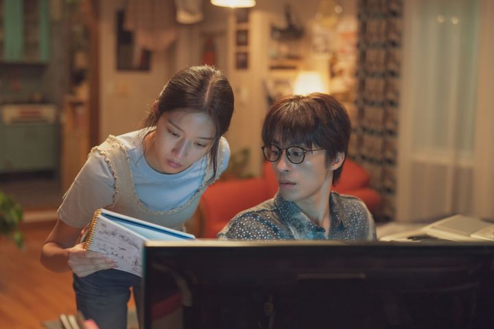 '만약에 우리' 4주 연속 1위…'신의악단' 100만 넘기나