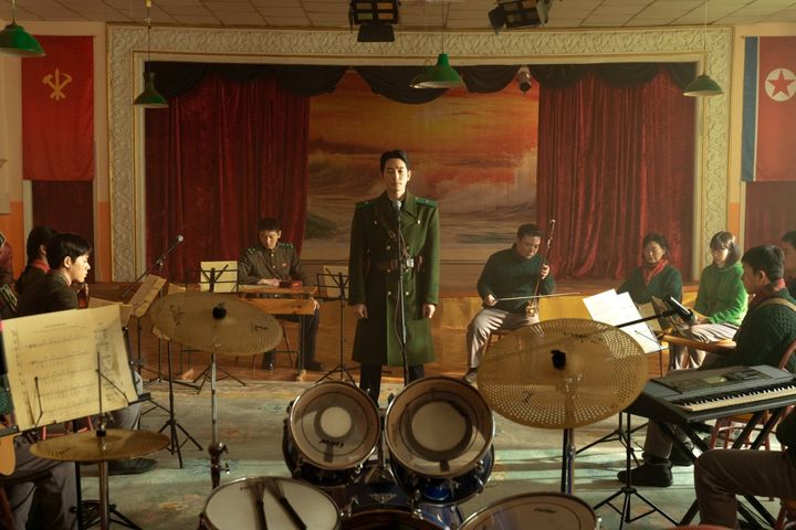 '만약에 우리' 4주 연속 1위…'신의악단' 100만 넘기나