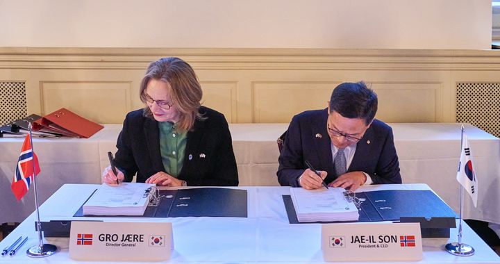 지난달 30일(현지 시간) 노르웨이에서 열린  '천무 수출 계약체결식'에서 그로 야레 국방물자청 청정(좌측)과 손재일 한화에어로스페이스 대표이사(우측)이 계약서에 서명하고 있다.(사진=한화에어로스페이스 제공). 2026.02.02. photo@newsis.com *재판매 및 DB 금지