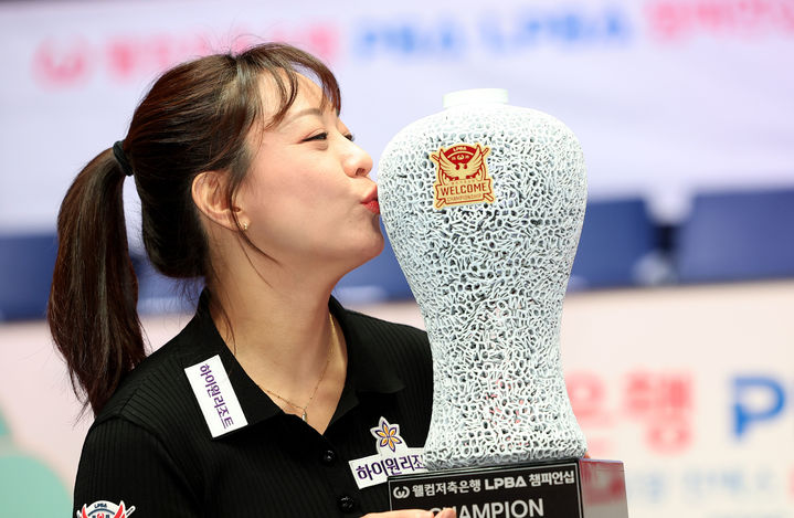 [서울=뉴시스] 프로당구 2025~2026시즌 9차 투어 웰컴저축은행 PBA-LPBA 챔피언십 LPBA에서 우승한 임경진. (사진=PBA 제공). 2026.02.01. *재판매 및 DB 금지