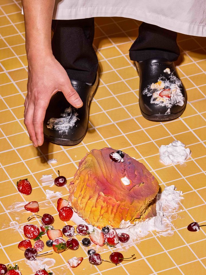 [서울=뉴시스] 셰프의 실수 못난이 케이크. (사진=한화 호텔앤드리조트 제공) 2026.02.02. photo@newsis.com *재판매 및 DB 금지