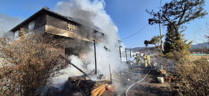 ]청양=뉴시스] 지난 1일 오후 1시43분께 충남 청양군 목면 본의리의 한 단독주택에서 불이 나 소방대원들이 진화에 나서고 있다. (싸진=청양소방서 제공) 2026.02.02. photo@newsis.com *재판매 및 DB 금지