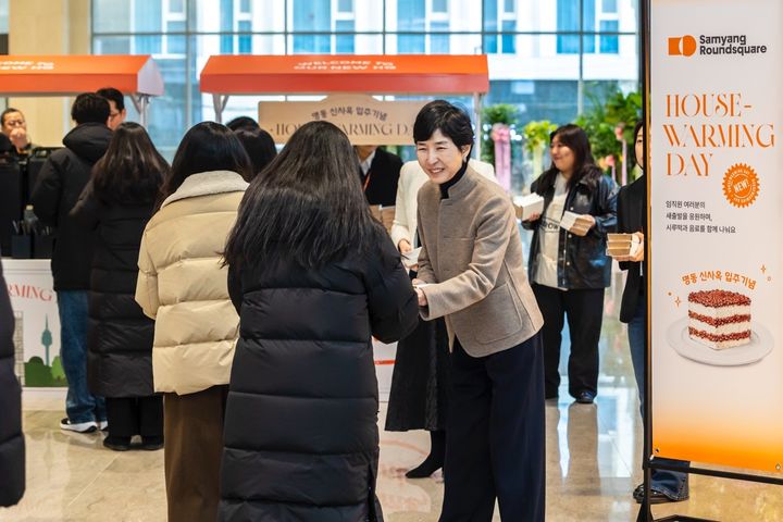 [서울=뉴시스] 김정수 삼양라운드스퀘어 부회장이 명동 신사옥에서 열린 '하우스워밍 데이' 행사에서 임직원들에게 간식을 전달하고 있다.(사진=삼양라운드스퀘어 제공) *재판매 및 DB 금지