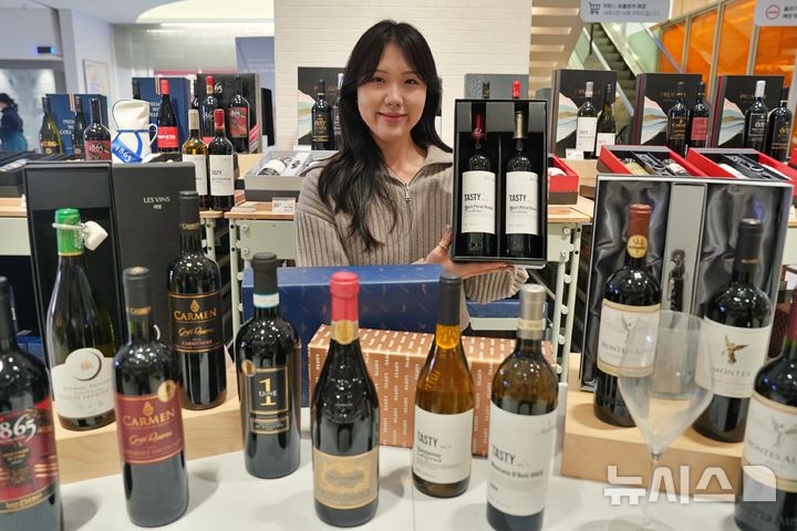 [서울=뉴시스] 롯데마트는 가격대별 주류를 앞세워 명절 선물세트 판매에 나선다고 2일 밝혔다. 사진은 롯데마트 주류 선물세트 홍보 이미지. (사진=롯데마트 제공) 2026.02.02. photo@newsis.com