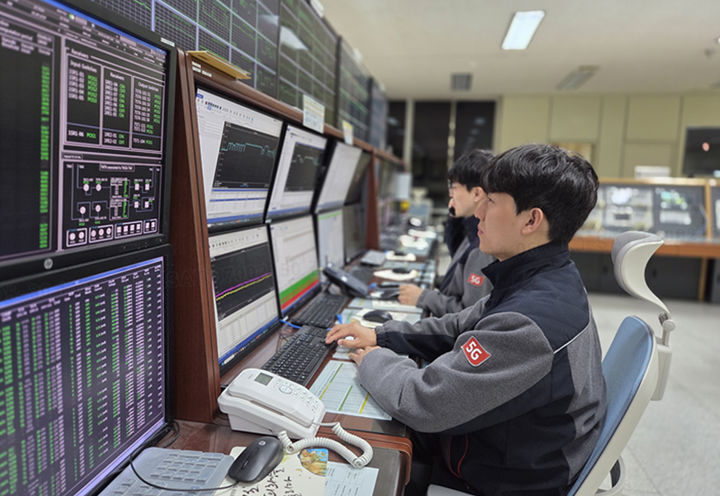 KT SAT(KT 샛)이 미국 항공우주국(NASA)의 유인 달탐사 프로젝트인 아르테미스 2호 미션에 함께 실려 발사되는 대한민국 'K-RadCube(K-라드큐브)' 사업에 참여한다고 2일 밝혔다. KT SAT은 용인위성관제센터를 통해 K-RadCube 사업의 위성 관제와 지상국 운영을 아우르는 통합 관제∙운영을 수행할 예정이다. (사진=KT SAT 제공) *재판매 및 DB 금지