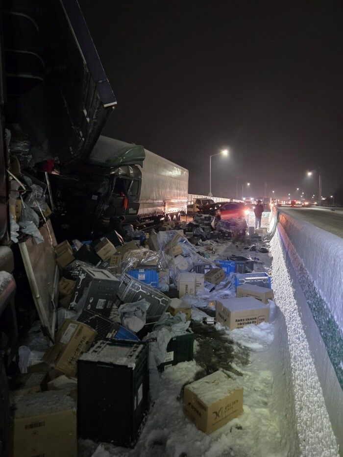 [청양=뉴시스] 2일 오전 4시49분께 익산평택고속도로 청양IC 부근 세 구간에서 차량 총 10대가 충돌한 가운데 사고 여파로 한 화물차에서 다량의 짐이 도로에 쏟아진 모습. (사진=청양소방서 제공) 2026.02.02. photo@newsis.com&nbsp; *재판매 및 DB 금지