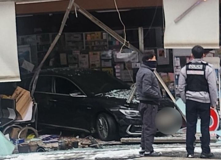 광주서 눈길에 승용차 미끄러져 약국 돌진…인명 피해 없어