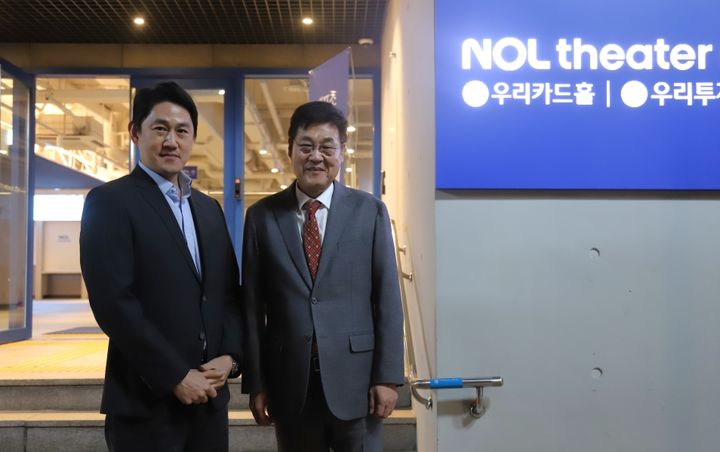 [서울=뉴시스] 놀유니버스는 서울 종로구 동숭동 대학로 일대에 'NOL 씨어터 대학로'가 지난달 30일 정식 개관했다고 2일 밝혔다. (왼쪽부터) 이철웅 놀유니버스 대표와 정문헌 종로구청장이 지난달 30일 NOL 씨어터 대학로에서 기념촬영을 하고 있다. (사진=놀유니버스 제공) *재판매 및 DB 금지