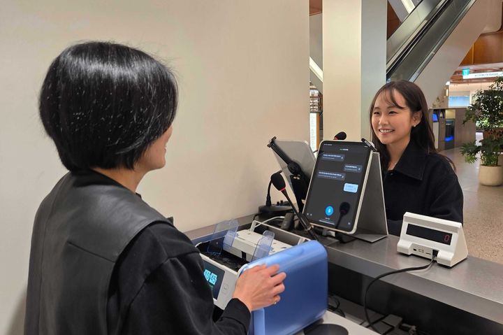 [서울=뉴시스] 서울 강남구 하우스오브신세계 청담에서 고객 응대 데스크에 방문한 고객이 직원과 챗 트랜스레이션 엔터프라이즈를 통해 글로벌 소통하고 있다. (사진=플리토 제공) *재판매 및 DB 금지