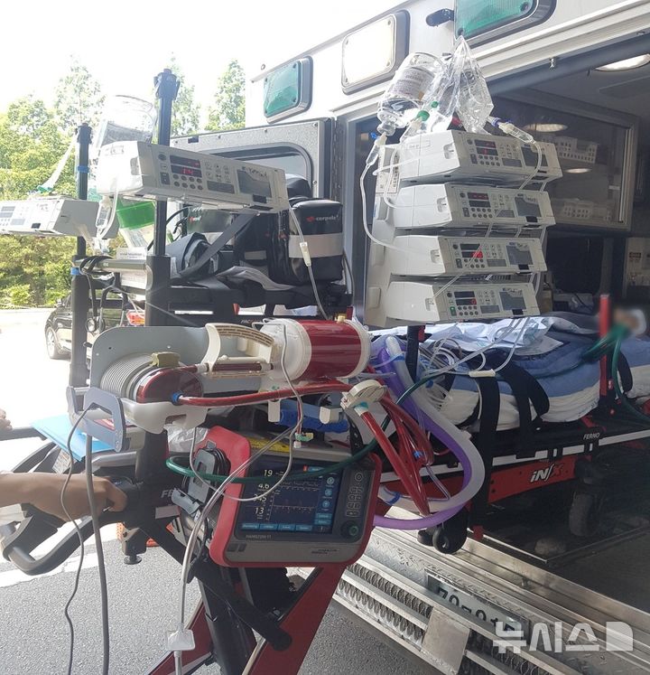[서울=뉴시스] 서울중증환자공공이송센터(SMICU) 특수구급차에 탑재된 에크모(ECMO) 이송 장비. (사진= 서울대병원 제공)