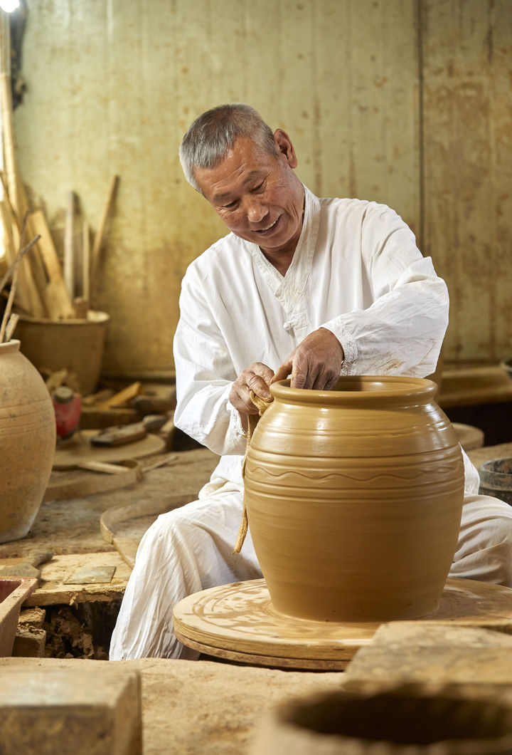 [서울=뉴시스] 국가무형유산 '옹기장' 명예보유자로 인정 예고된 김일만 씨 (사진=국가유산청 제공) 2026.02.02. photo@newsis.com *재판매 및 DB 금지