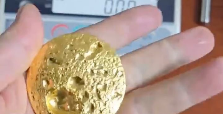 [서울=뉴시스]차오가 폐유심칩에서 추출한 금.(사진출처: 웨이보) 2026.02.02.