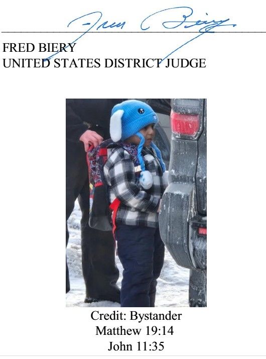 [서율=뉴시스] 텍사스 연방 서부지법 프레드 비어리 판사가 지난달 31일 판결문에 삽입한 에콰도르 5세 소년 리암 코네호 라모스가 연행되기 전의 모습. 사진 밑에 마태복음과 요한복음 관련 부분도 표시되어 있다. 2026.02.02. *재판매 및 DB 금지