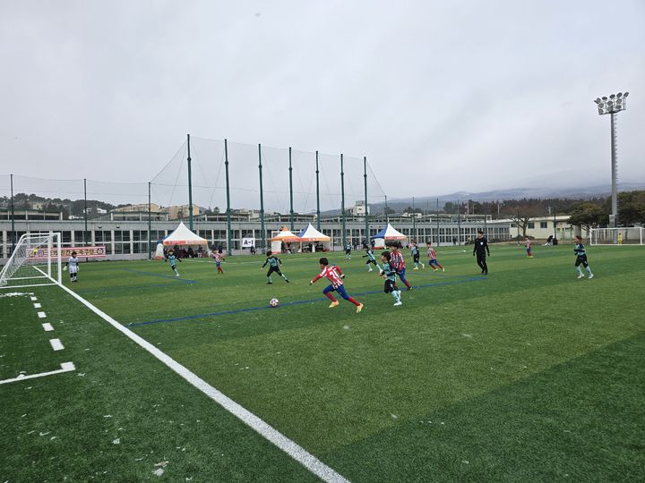 [서귀포=뉴시스] 2025년 서귀포 칠십리 춘계 유소년 축구 페스티벌 경기가 열리고 있다. (사진=서귀포시 제공) 2026.02.02. photo@newsis.com *재판매 및 DB 금지