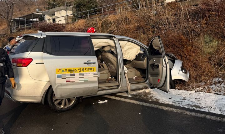 순천서 노인복지센터 차량 눈길 미끄러져…4명 중경상