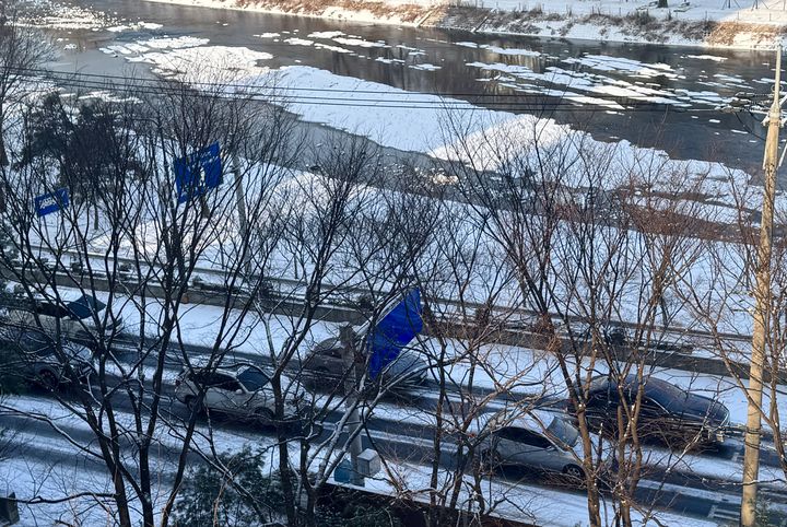 [대구=뉴시스] 정재익 기자 = 2일 오전 대구 수성구 신천동로에서 출근길 차량들이 빙판길에 서행하고 있다. 2026.02.02. jjikk@newsis.com *재판매 및 DB 금지