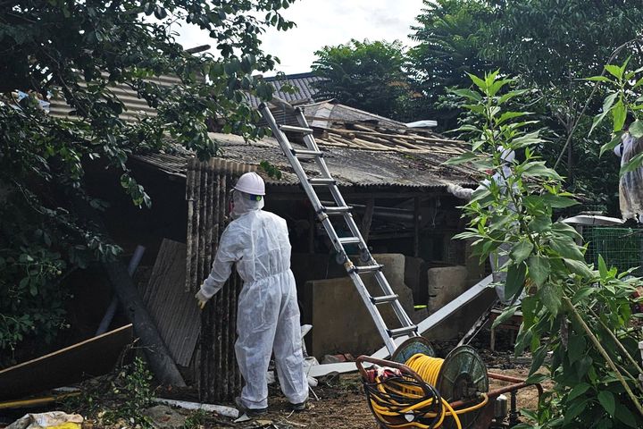 [산청=뉴시스] 경남 산청군 노후 슬레이트 철거. (사진=산청군 제공) 2026.02.02. photo@newsis.com *재판매 및 DB 금지