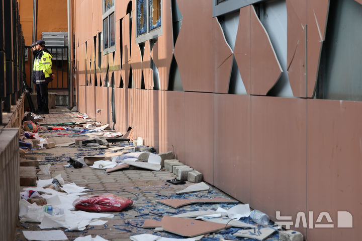 [서울=뉴시스] 황준선 기자 = 19일 윤석열 대통령 지지자들의 폭력 사태가 벌어진 서울 마포구 서울서부지방법원의 외벽과 유리창이 파손돼 있다. 2025.01.19. hwang@newsis.com *재판매 및 DB 금지