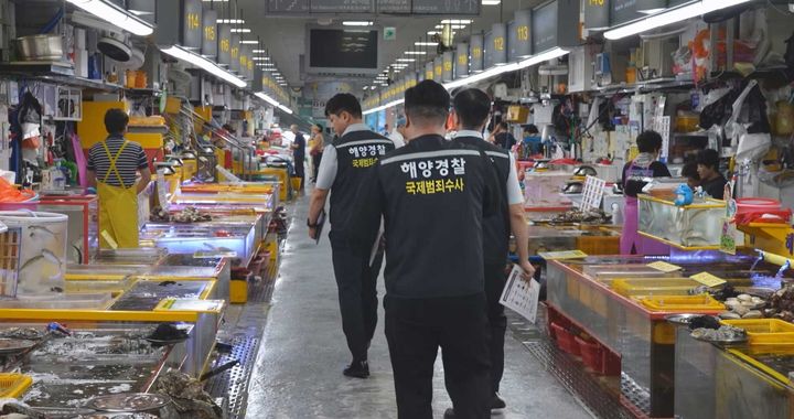 [부산=뉴시스] 2일 성수품 밀수·부정 유통 행위에 대한 집중 단속을 벌이고 있는 해양경찰. (사진=남해해경청 제공) 2026.02.02. photo@newsis.com *재판매 및 DB 금지