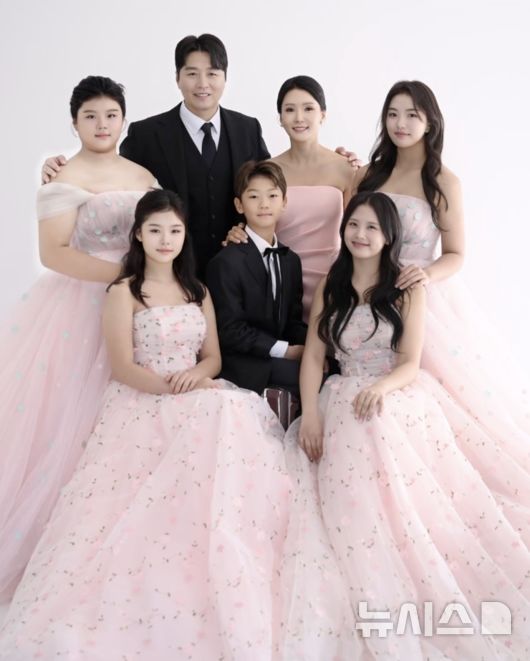 이동국, 결혼 20주년 가족사진…훌쩍 자란 5남매 '눈길'