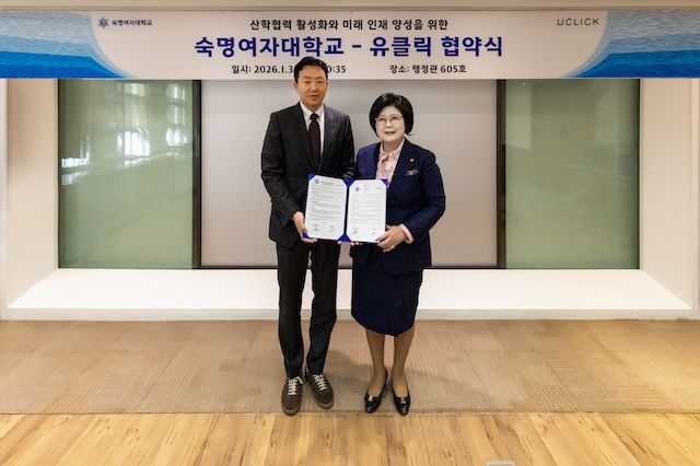 [서울=뉴시스] 문시연(오른쪽) 숙명여대 총장과 김철 유클릭 대표이사가 업무협약식에서 기념 촬영을 하고 있다. (사진=숙명여대 제공) 2026.02.02. photo@newsis.com *재판매 및 DB 금지