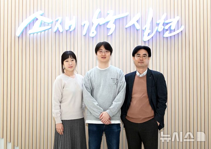 [창원=뉴시스]소량의 타액(침)만으로 간질, 파킨슨병, 조현병과 같은 주요 신경계 질환을 조기에 진단할 수 있는 기술을 개발한 한국재료연구원(KIMS)과 고려대학교 연구팀. 오른쪽부터 KIMS 바이오·헬스재료연구본부 책임연구원 박성규 박사, 고려대 정호상 교수, KIMS 이민영 박사.(사진=한국재료연구원 제공) 2026.02.02. photo@newsis.com 