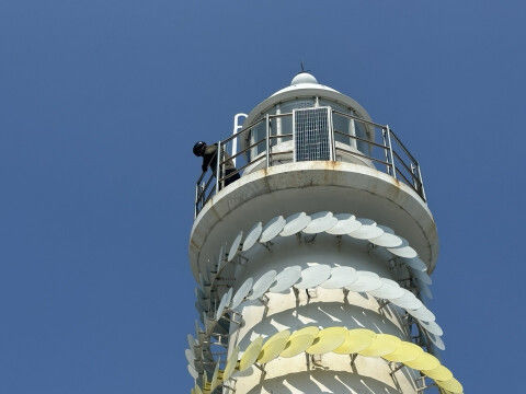 [부산=뉴시스] 부산해양수산청 직원이 용호부두방파제등대 시설물을 점검하고 있다. (사진=부산해양수산청 제공) 2026.02.02. photo@newsis.com *재판매 및 DB 금지
