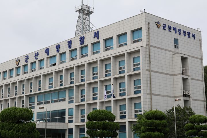 '군산 앞바다서 물때 놓쳐 갯바위에 고립' 낚시객 2명 구조