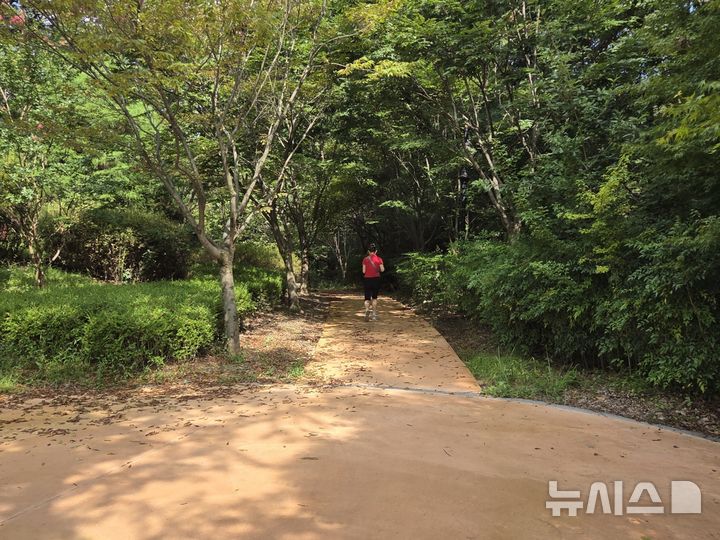 [전주=뉴시스]윤난슬 기자 = 전북 전주시는 노약자와 장애인, 임산부 등 보행약자를 포함한 모든 시민이 안전하고 편리하게 이용할 수 있는 '건지산 무장애 나눔길' 조성을 완료했다고 2일 밝혔다. (사진=전주시 제공) photo@newsis.com