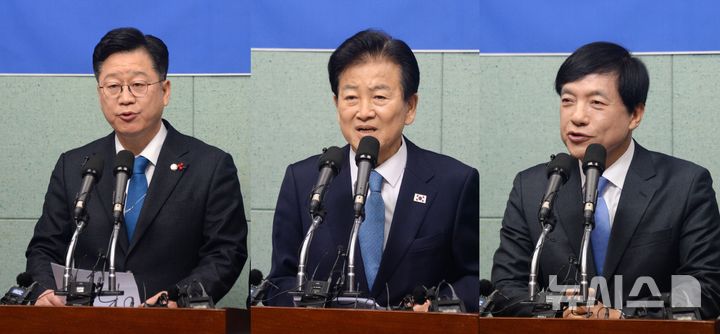 [전주=뉴시스] 김얼 기자 = 왼쪽부터 안호영, 정동영 이성윤 국회의원이 2일 전북 전주시 전북특별자치도의회 기자회견장에서 열린 5극3특과 전주완주 통합 관련한 기자회견에 참석해 기자들의 질의에 답변하고 있다. 2026.02.02. pmkeul@newsis.com *재판매 및 DB 금지