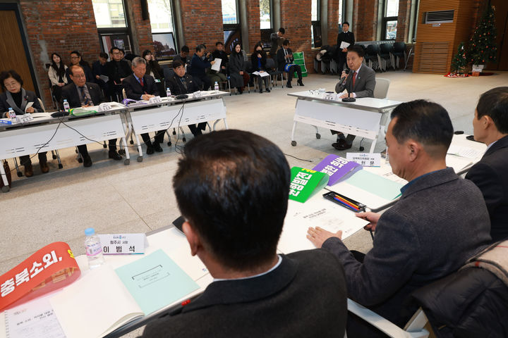 [청주=뉴시스] 2일 충북 청주시 상당구 문화동 충북도청 대회의실에서 정부의 행정통합 지원책과 관련한 충북 소외·역차별 대응 민관정 대책회의가 열리고 있다. (사진=충북도 제공) *재판매 및 DB 금지