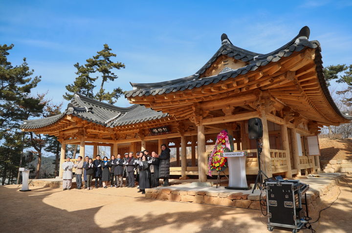 [태안=뉴시스] 충남 태안군 관계자 등이 지난달 30일 복원이 완료된 근흥면 안흥진성 내 제승루에서 현판식을 가진 후 기념 사진을 찍고 있다. (사진=태안군 제공) 2026.02.02. photo@newsis.com *재판매 및 DB 금지